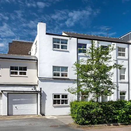 The Penthouse アパート *